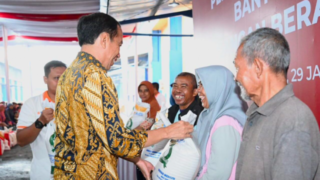 20240130 Bagikan Bantuan Pangan Presiden Hampir Semua Negara Gagal Panen Harga Beras Naik