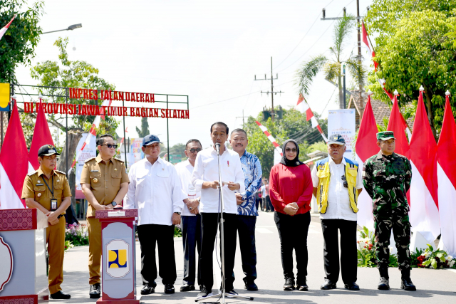 20240313 Presiden Jokowi Resmikan Inpres Jalan Daerah Provinsi Jawa Timur Bagian Selatan