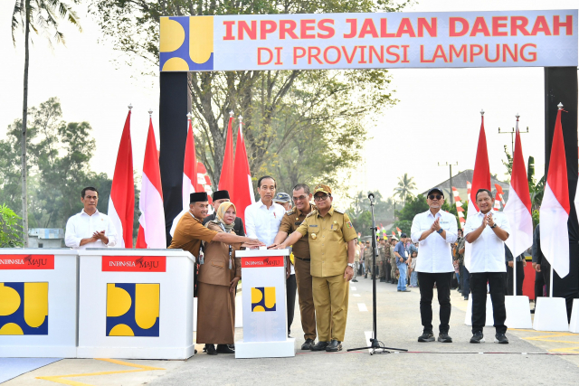 20240712 Presiden Jokowi Resmikan Infrastruktur Jalan di Lampung Utara Percepat Mobilitas Barang dan Orang