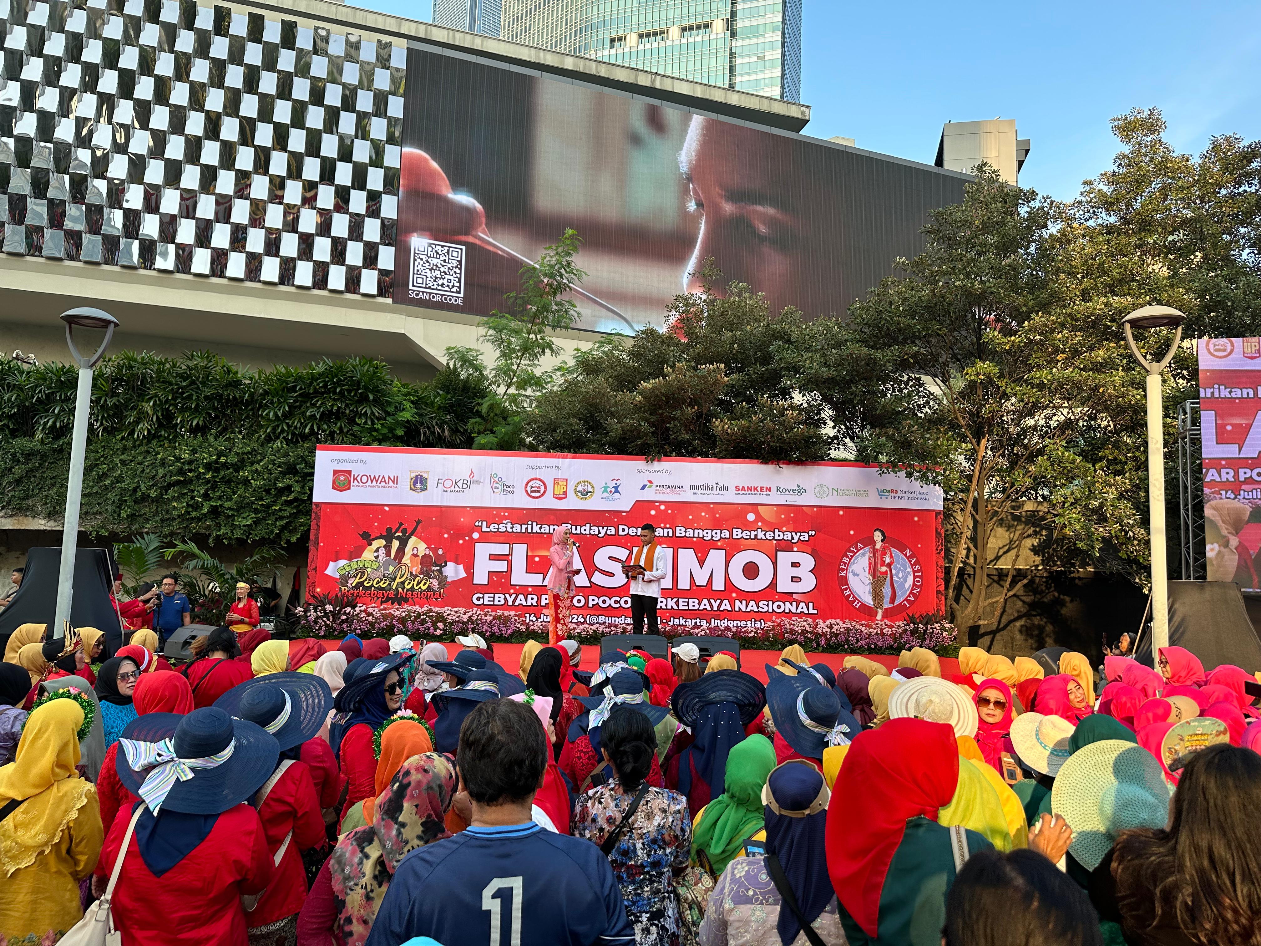 20240714 Flashmob CFD Poco poco Berkebaya1