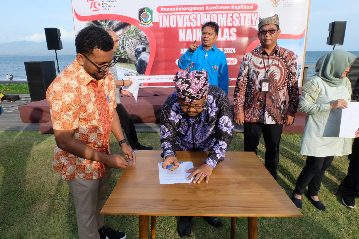 20240823 DEP YANLIK Penandatanganan Komitmen Replikasi Inovasi Homestay Naik Kelas 8
