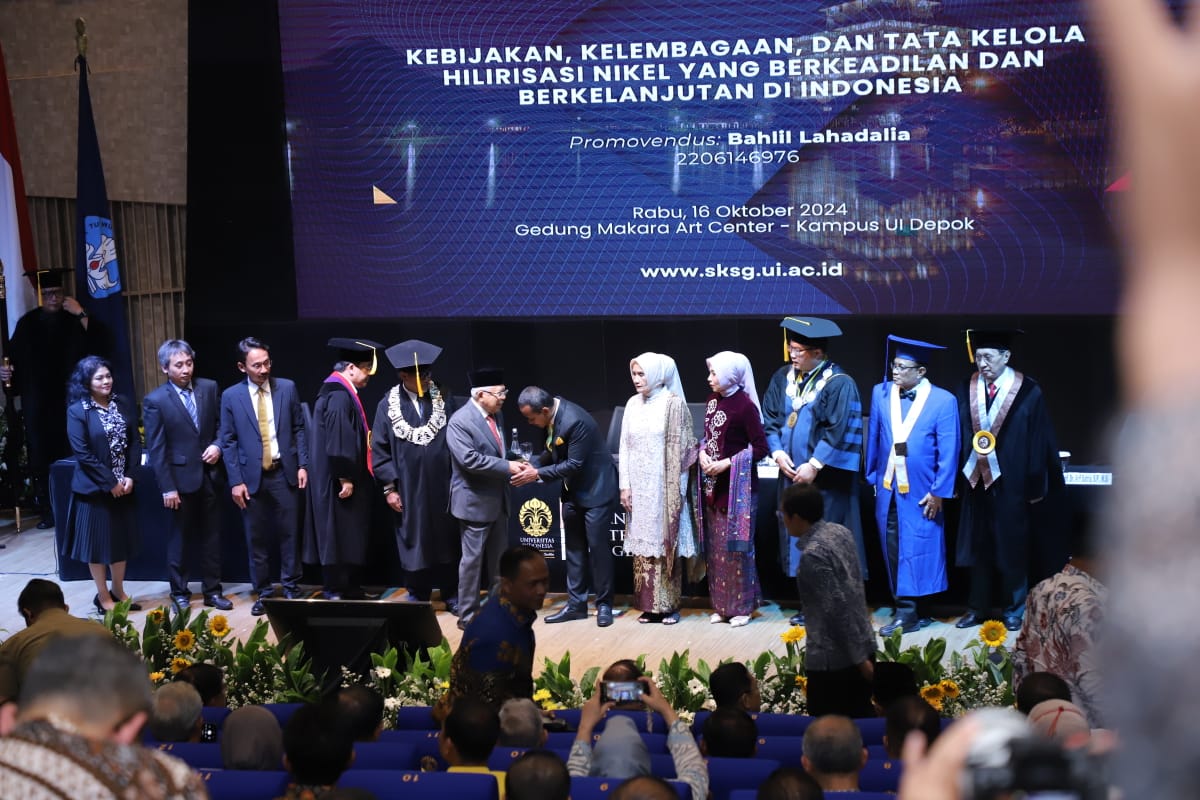 20241016 Menghadiri Sidang Terbuka Promosi Doktor Menteri ESDM15