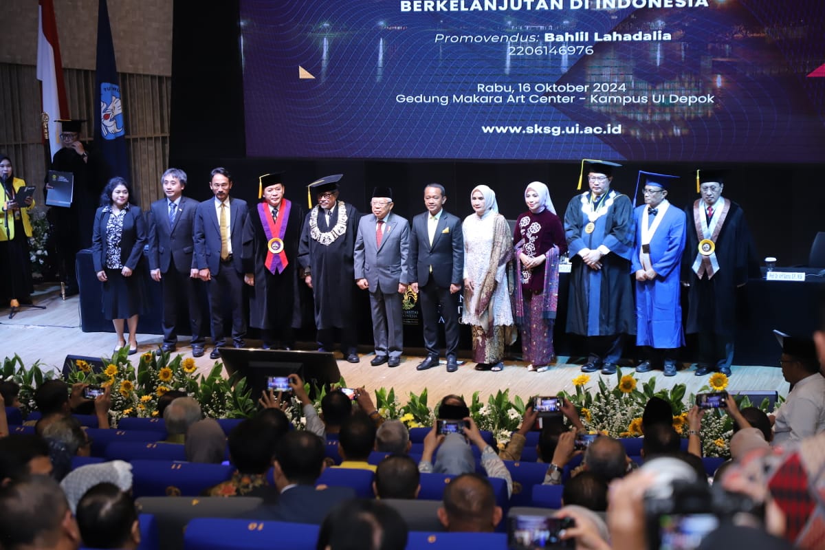 20241016 Menghadiri Sidang Terbuka Promosi Doktor Menteri ESDM15