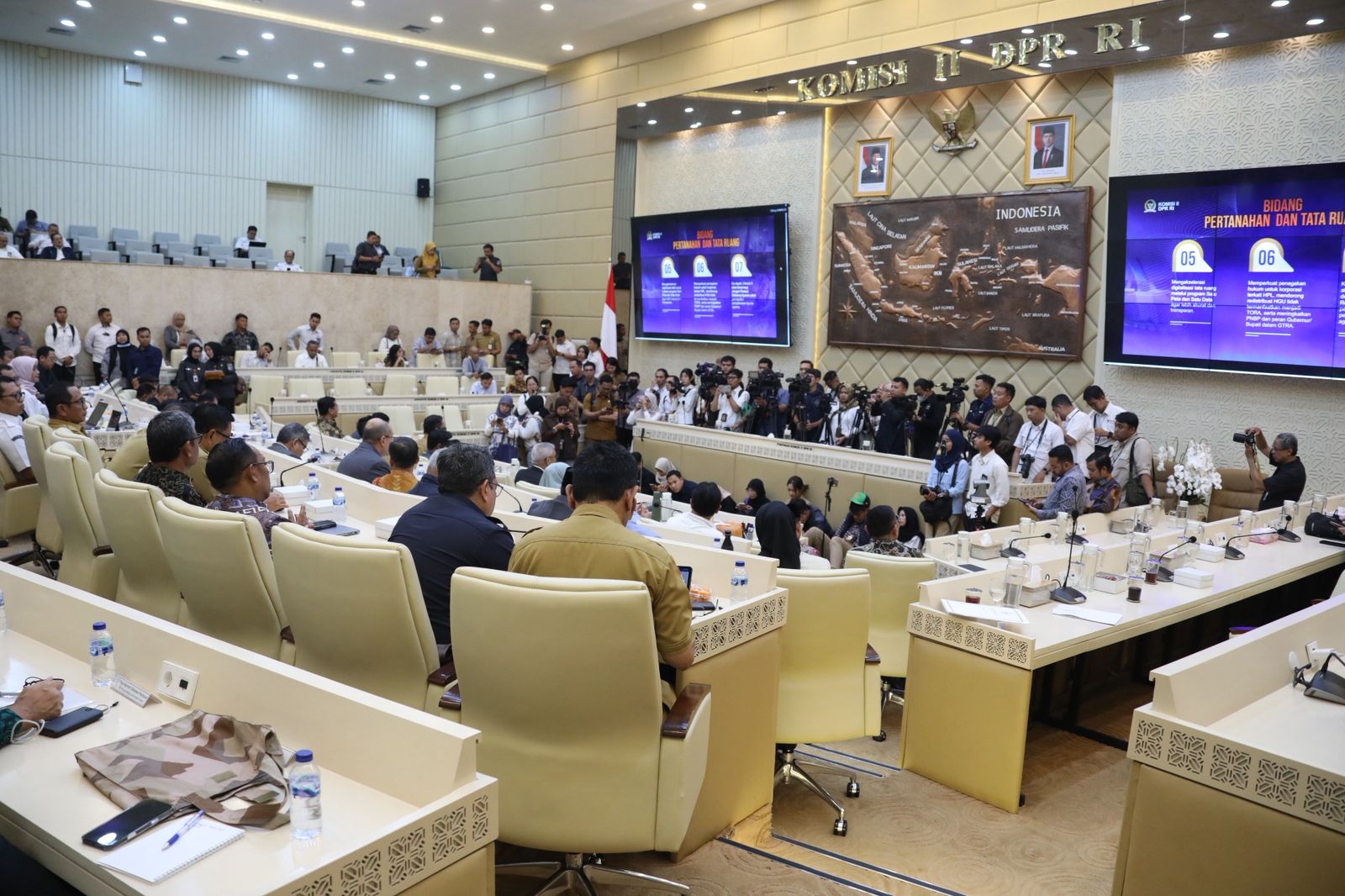 20251208 Konferensi Pers Komisi II DPR RI Tahun 2025 10