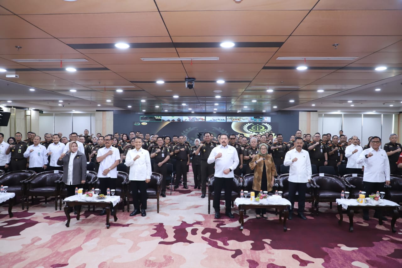 20251217 Penganugerahan Zona Integritas Menuju WBK dan Kompetisi BerAKHLAK di Lingkungan Kejaksaan RI 2025 20