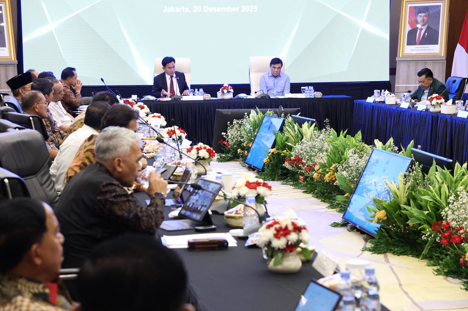 20251220 Rapat Koordinasi Tingkat Menteri dan Kepala Lembaga Terkait Pengaturan Penempatan Anggota Polri di Luar Insitusi Polri25