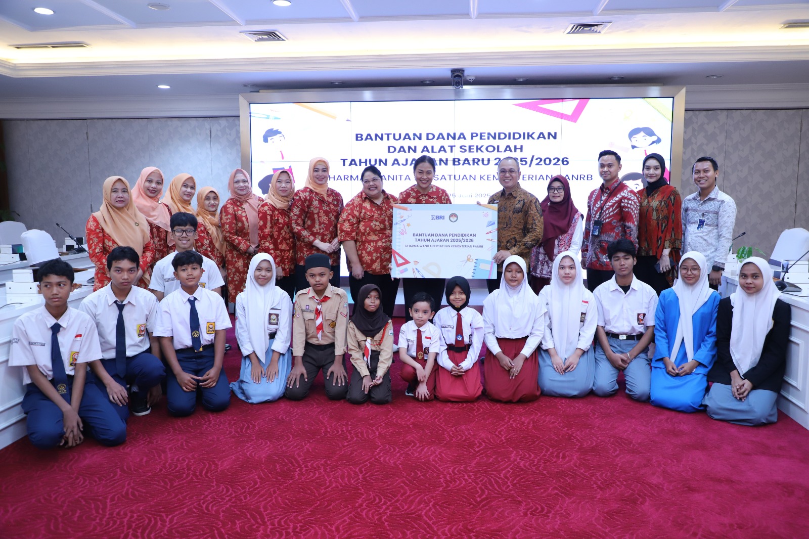 20250625 Penyerahan Bantuan Biaya Pendidikan DWP Kementerian PANRB 9