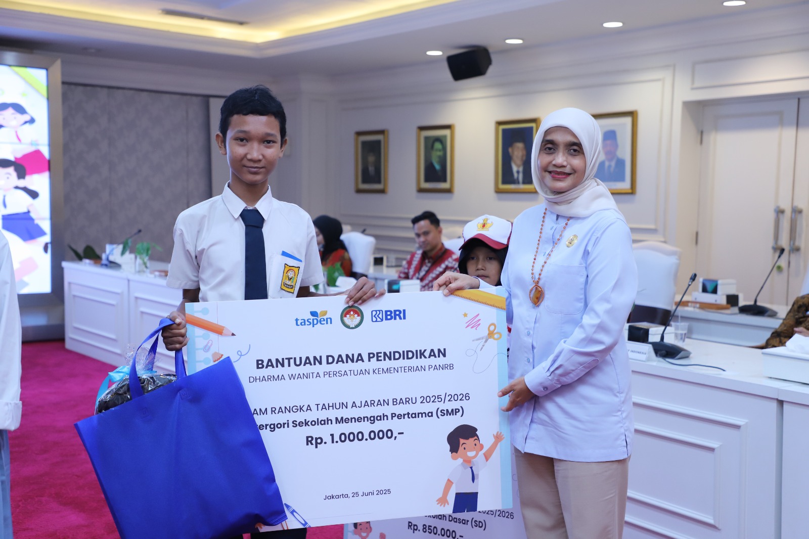 20250625 Penyerahan Bantuan Biaya Pendidikan DWP Kementerian PANRB 9