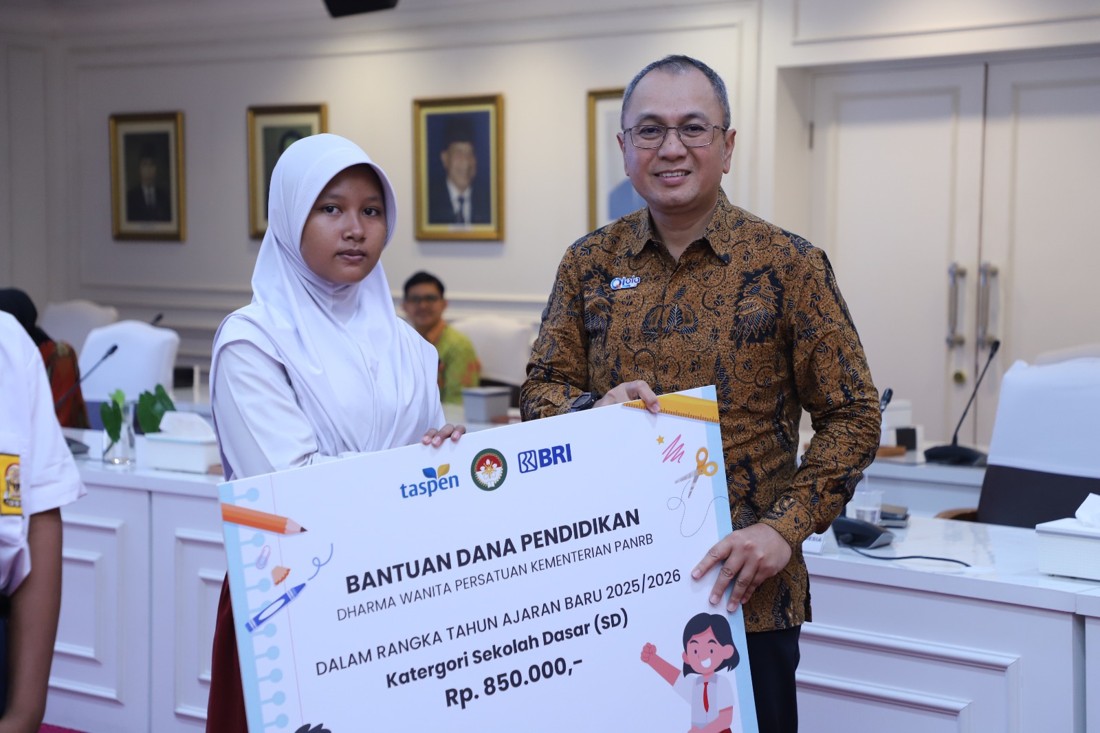 20250625 Penyerahan Bantuan Biaya Pendidikan DWP Kementerian PANRB 9