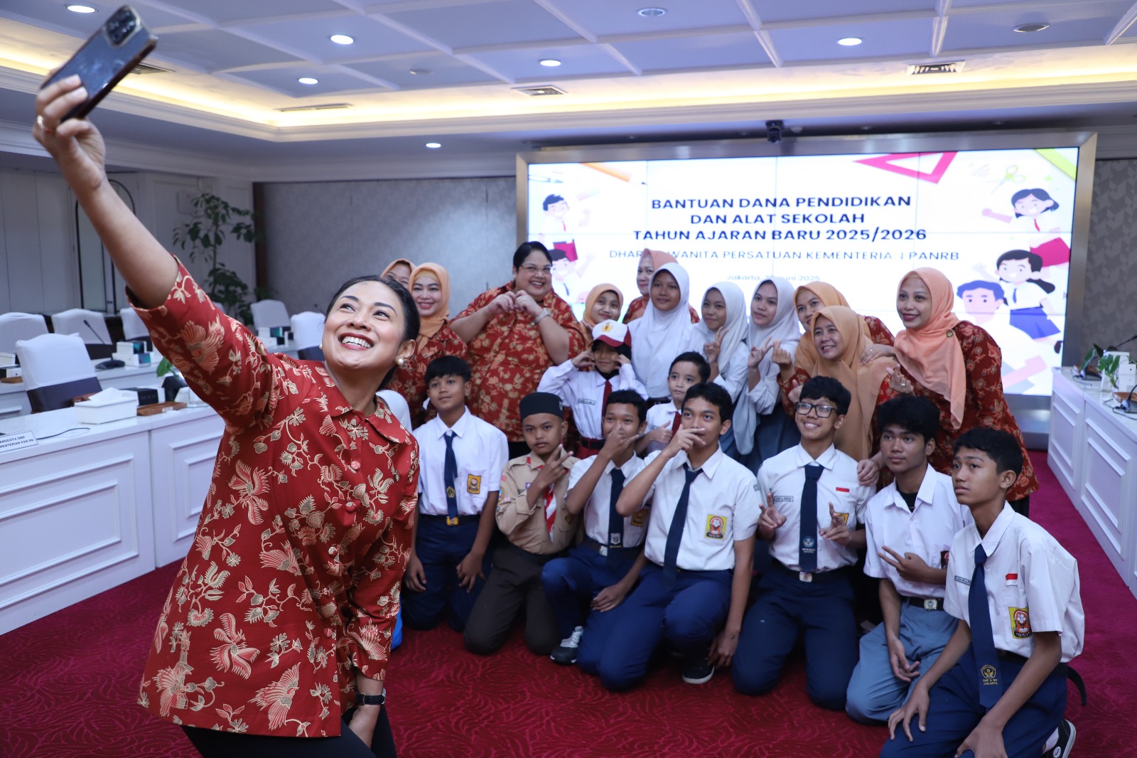 20250625 Penyerahan Bantuan Biaya Pendidikan DWP Kementerian PANRB 9