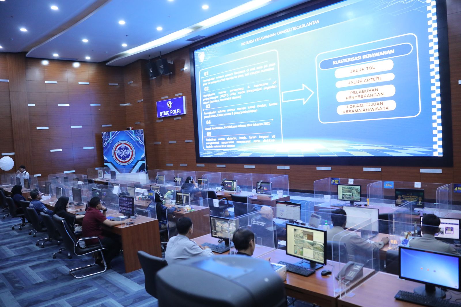 20250325 Peninjauan Arus Mudik 2025 di NTMC Korlantas Polri 14