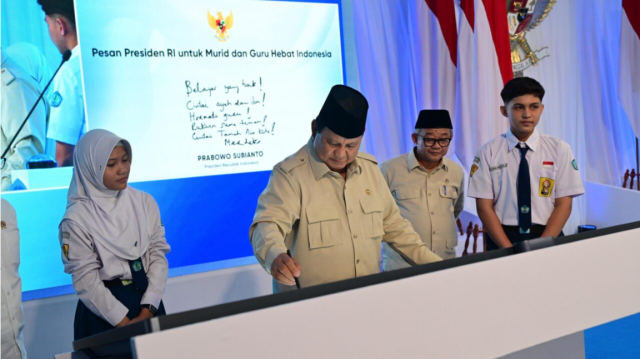 20251118 Presiden Prabowo Resmi Luncurkan Program Digitalisasi Pembelajaran untuk Indonesia Cerdas di 38 Provinsi