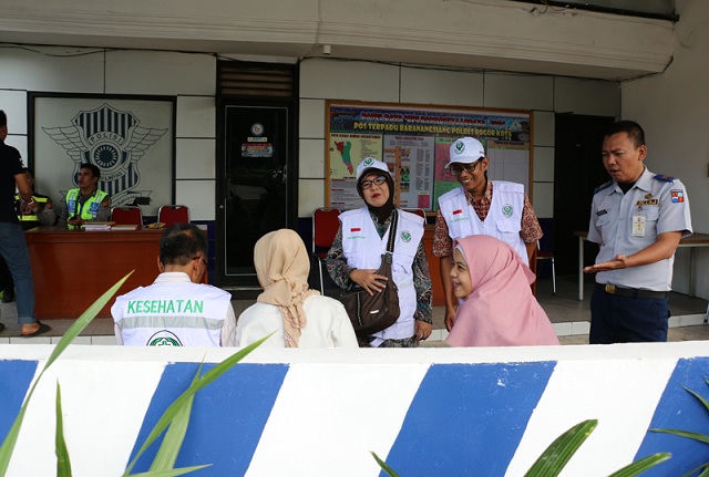 petugas gabungan dinkes dllaj dan kepolisian 