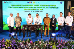 Menhub Dorong Perluasan Elektrifikasi Jalur Kereta Api untuk Wujudkan Transportasi Berkelanjutan 20251021 Menhub Dorong Perluasan Elektrifikasi Jalur Kereta Api untuk Wujudkan Transportasi Berkelanjutan