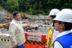 Pastikan Pemulihan Infrastruktur, Presiden Prabowo Tinjau Progres Perbaikan Jalan Lembah Anai Pascabencana 20251219 Presiden Tinjau Perbaikan Infrastruktur