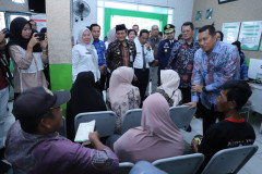 Kunker di Jambi, Wamen PANRB Pastikan Pemeriksaan Kesehatan Berjalan Optimal 20250917 Peninjauan Layanan Cek Kesehatan Gratis 9